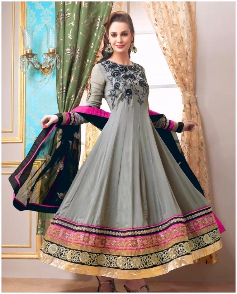 Karishma Kapoor Showing Sewed Dresses 2014 (1)